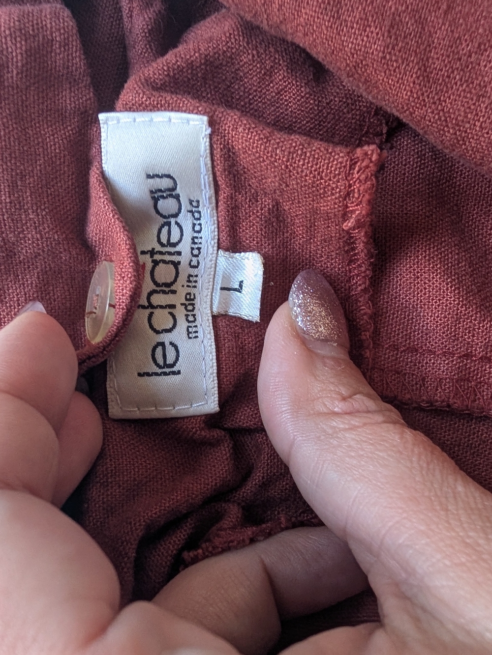le chateau Women's Sleeveless Button-Down Vest in Burgundy - Picture 2 of 4